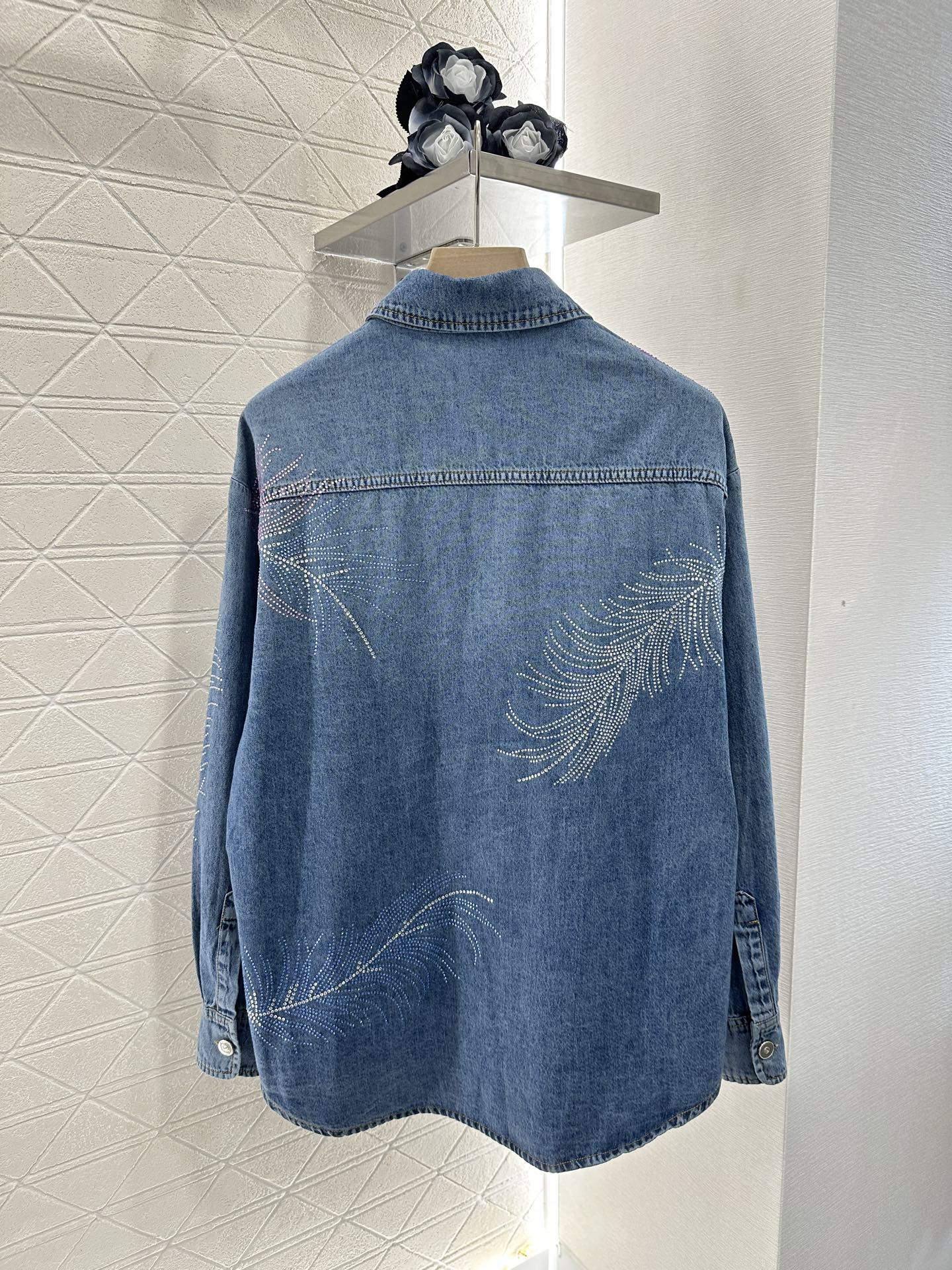 CHANE25SS feathered rhinestone denim jacket