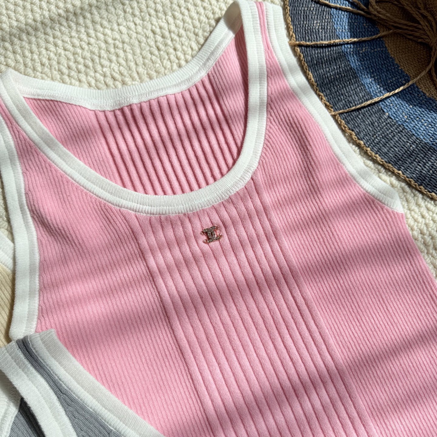 CHANE Tricolor Slim Knit Vest