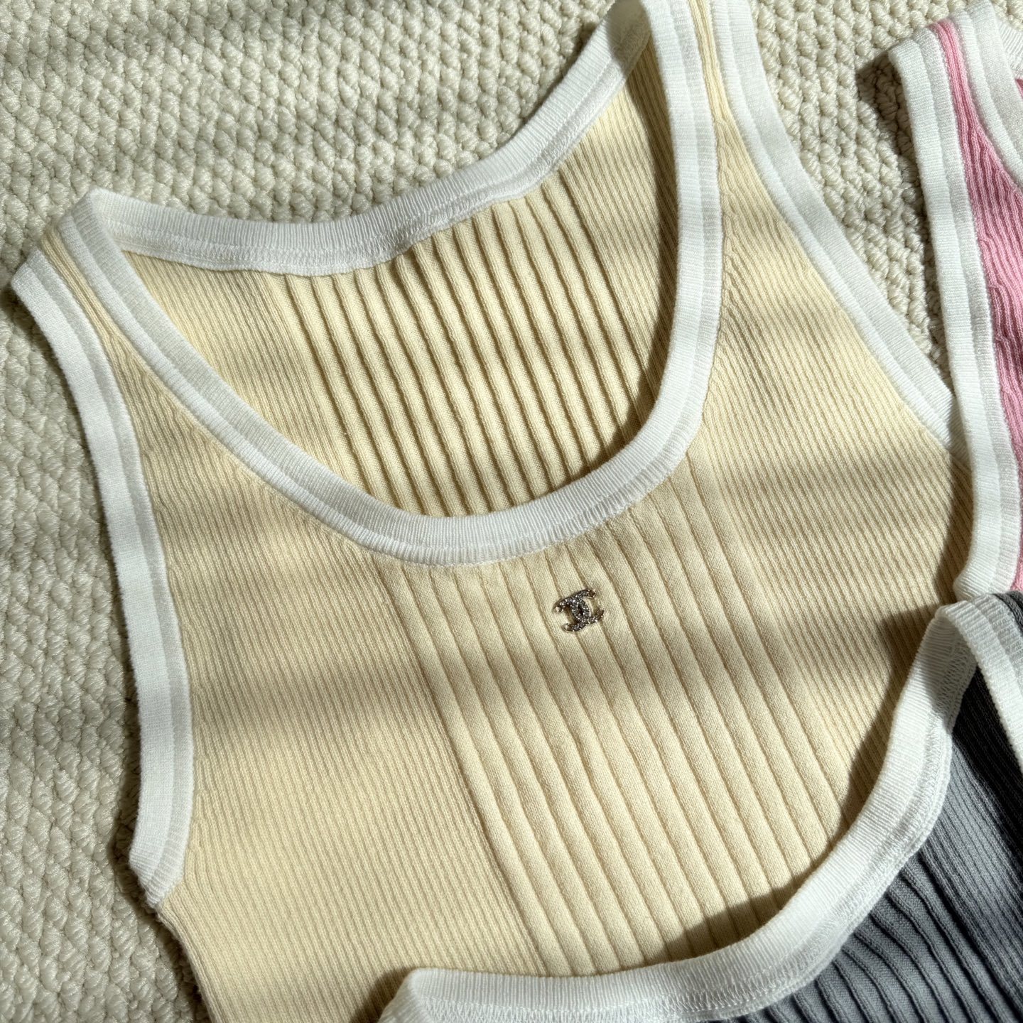 CHANE Tricolor Slim Knit Vest