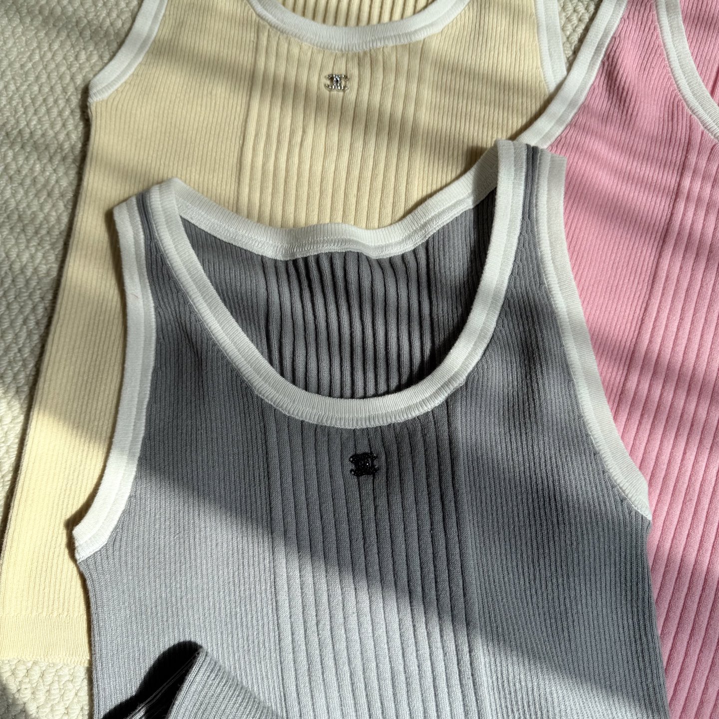 CHANE Tricolor Slim Knit Vest