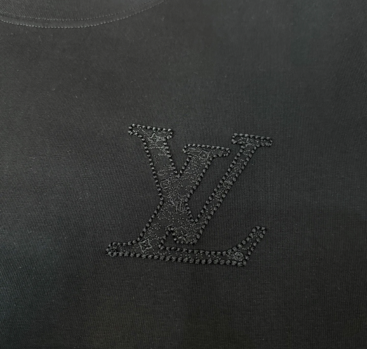 1V Back large logo T-shirt
