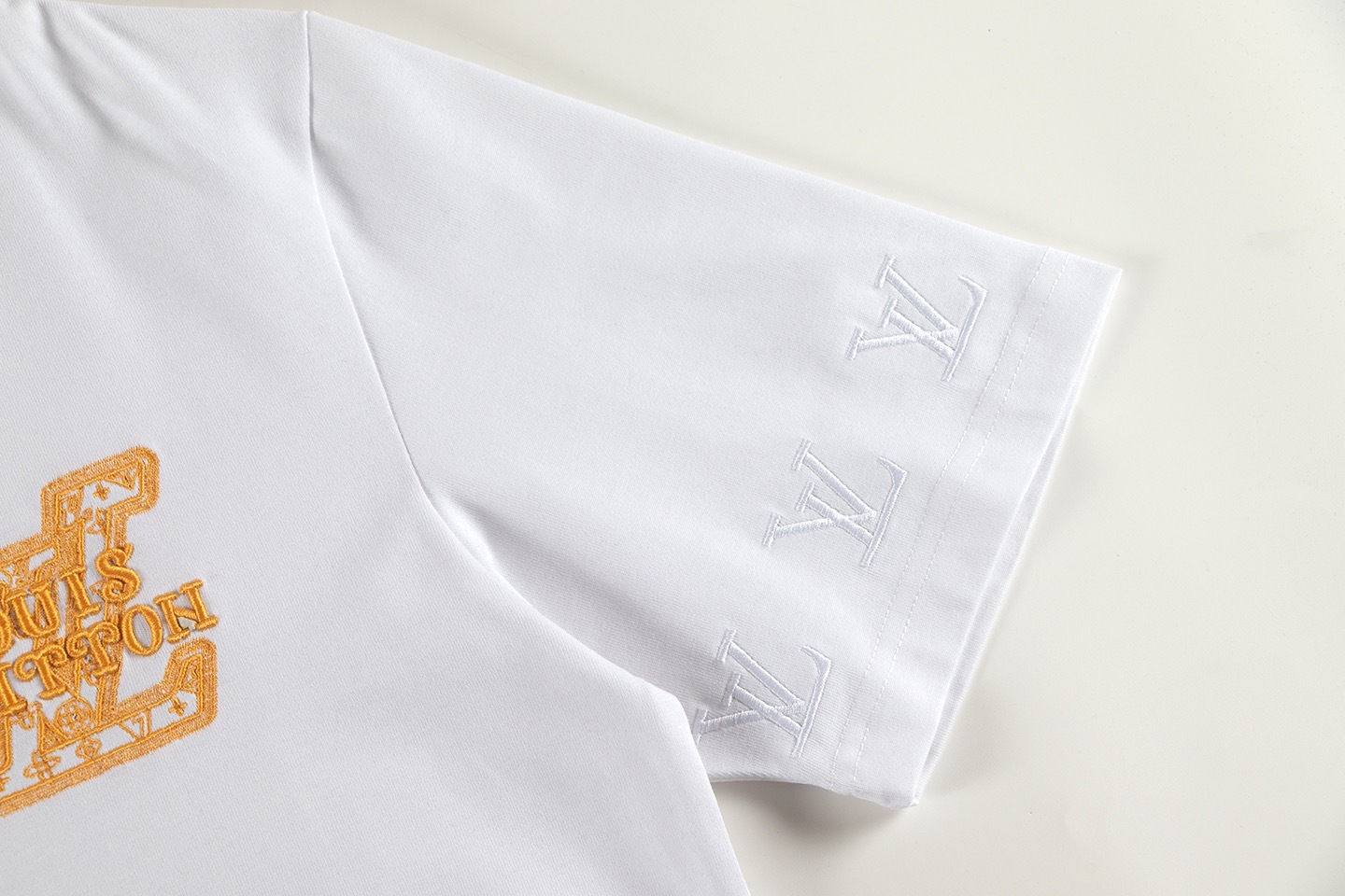 1V Embroidered logo short sleeved T-shirt