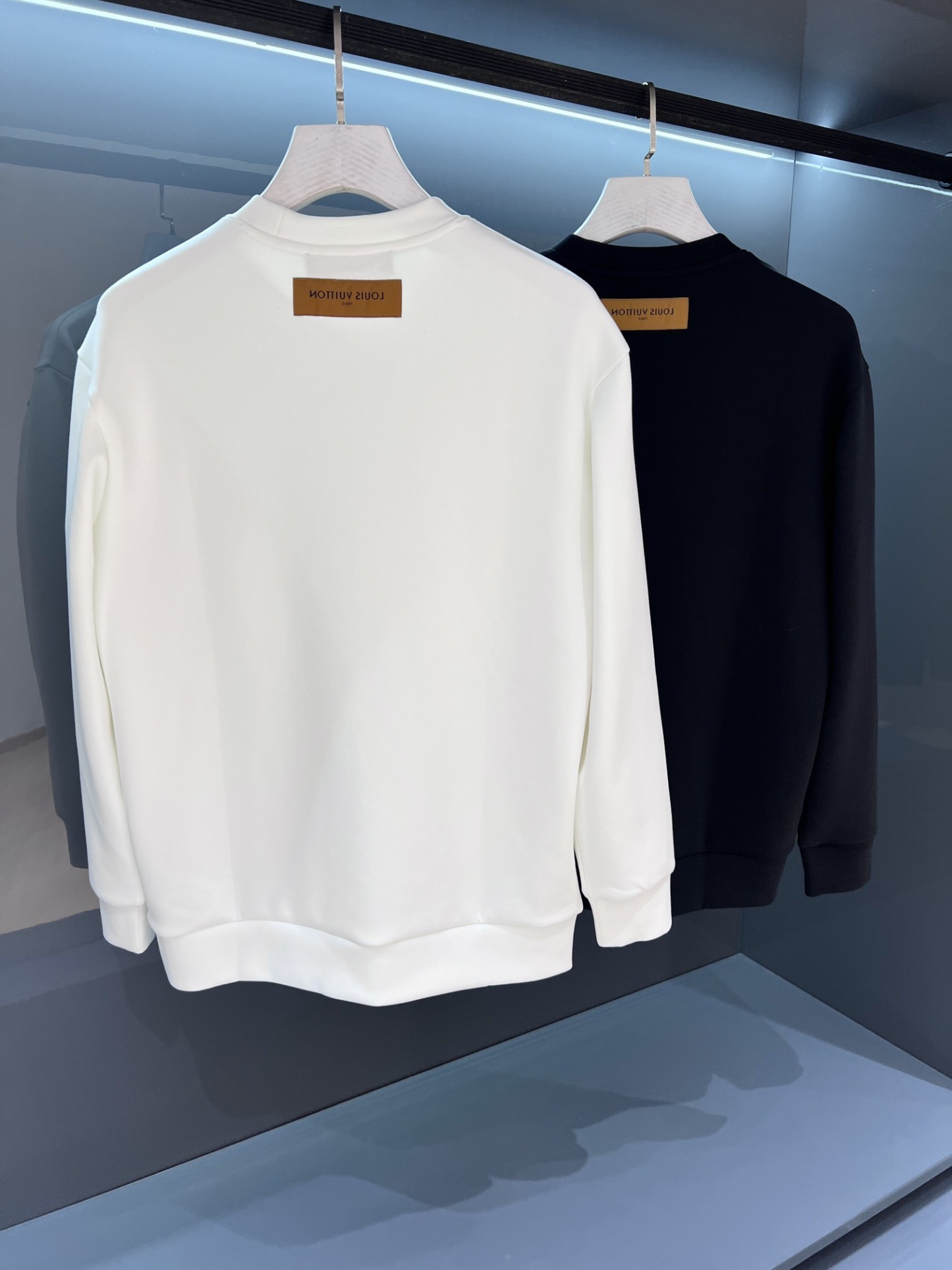 1V Small logo embroidered long sleeved round neck sweatshirt