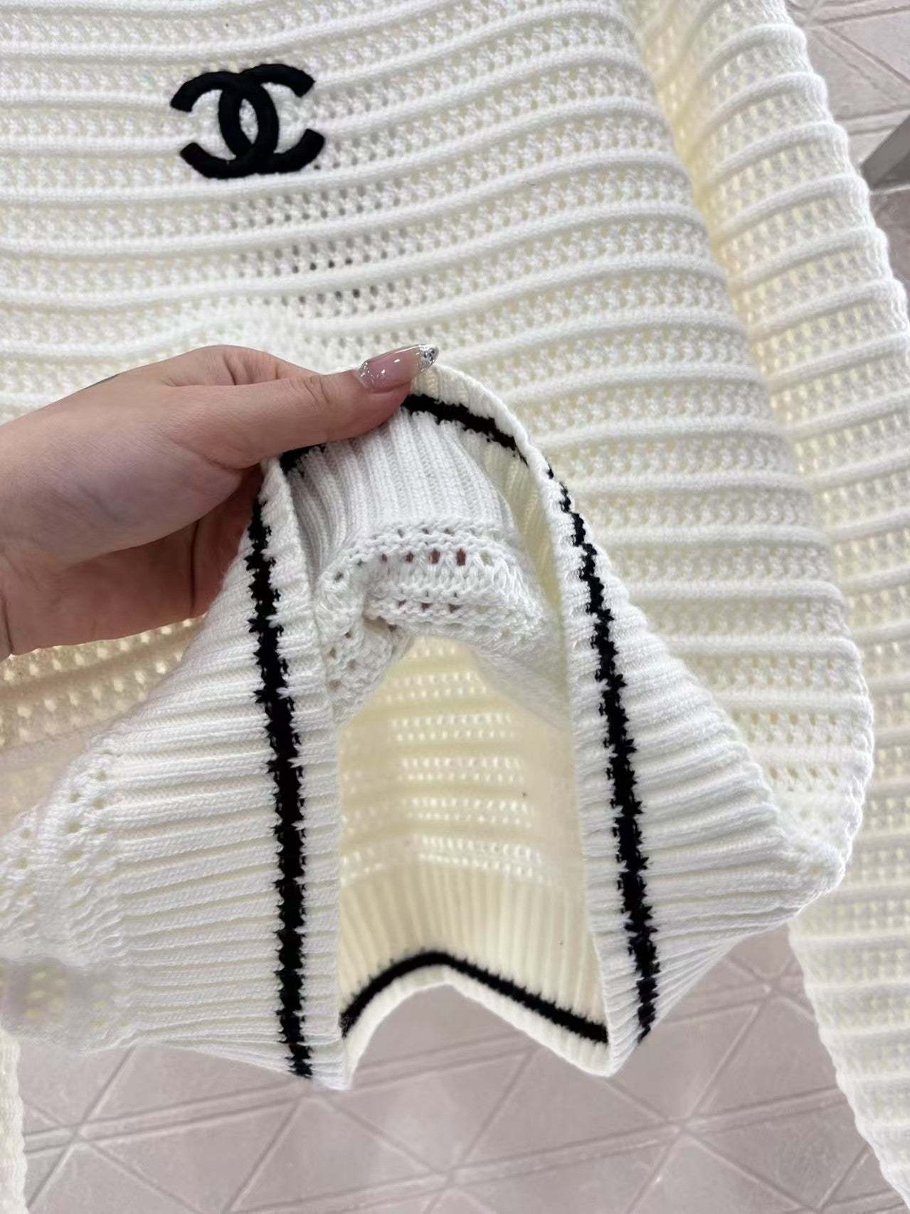 Round neck hollow crocheted long-sleeved sweater