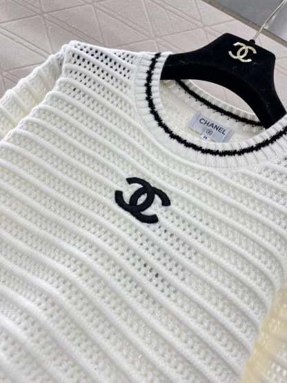 Round neck hollow crocheted long-sleeved sweater