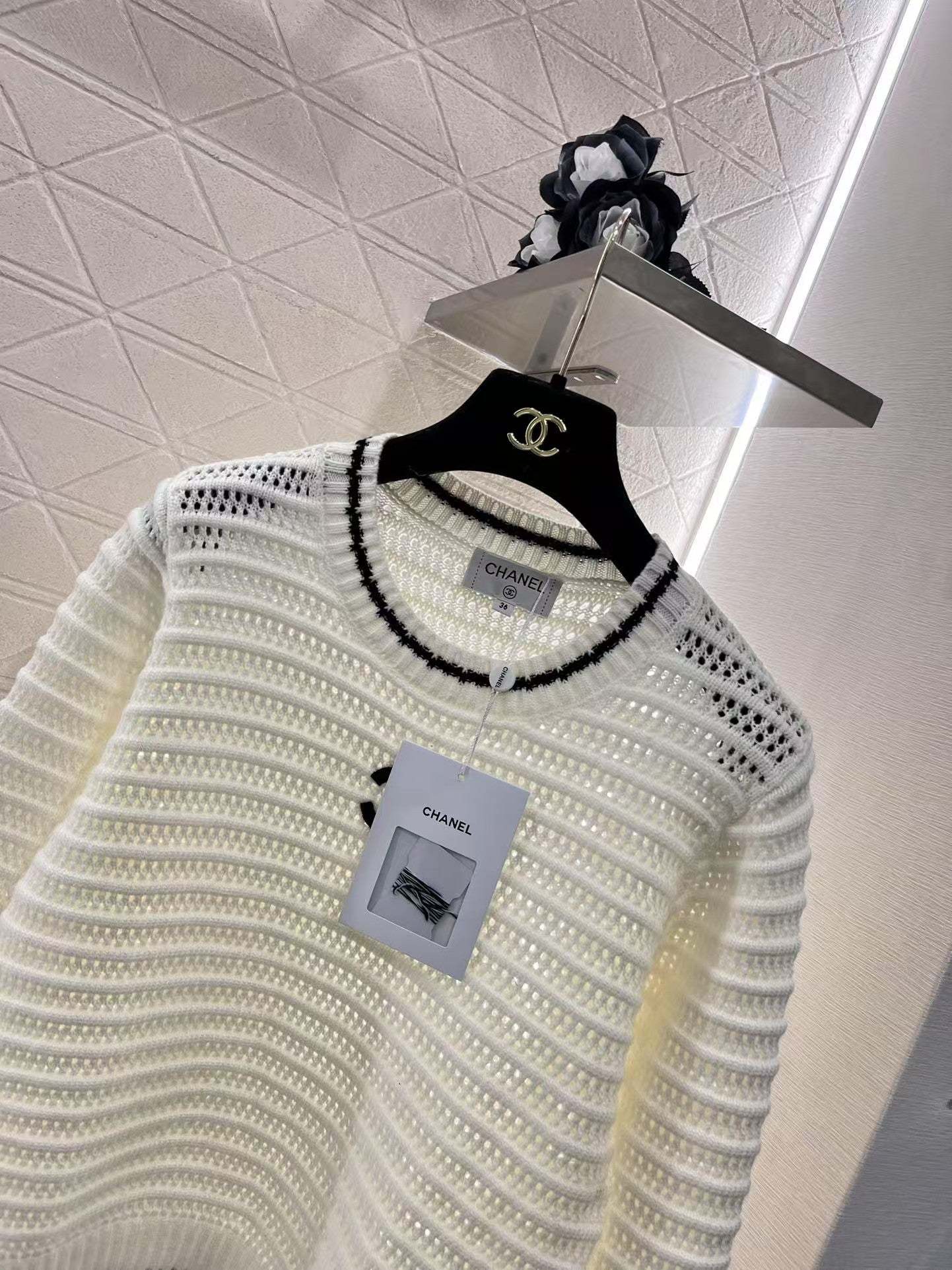 Round neck hollow crocheted long-sleeved sweater