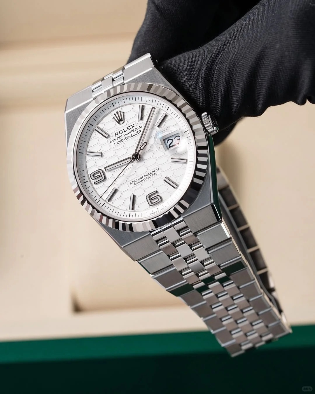 Land-Dweller 40, Oyster, 40 mm, Oystersteel and white gold  Reference 127334