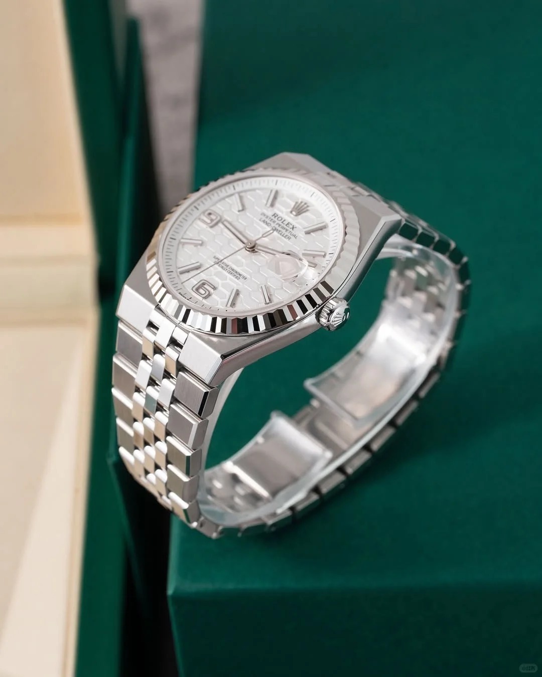 Land-Dweller 40, Oyster, 40 mm, Oystersteel and white gold  Reference 127334