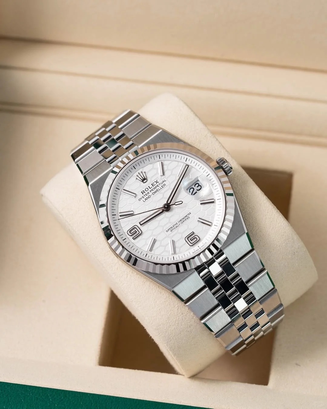 Land-Dweller 40, Oyster, 40 mm, Oystersteel and white gold  Reference 127334