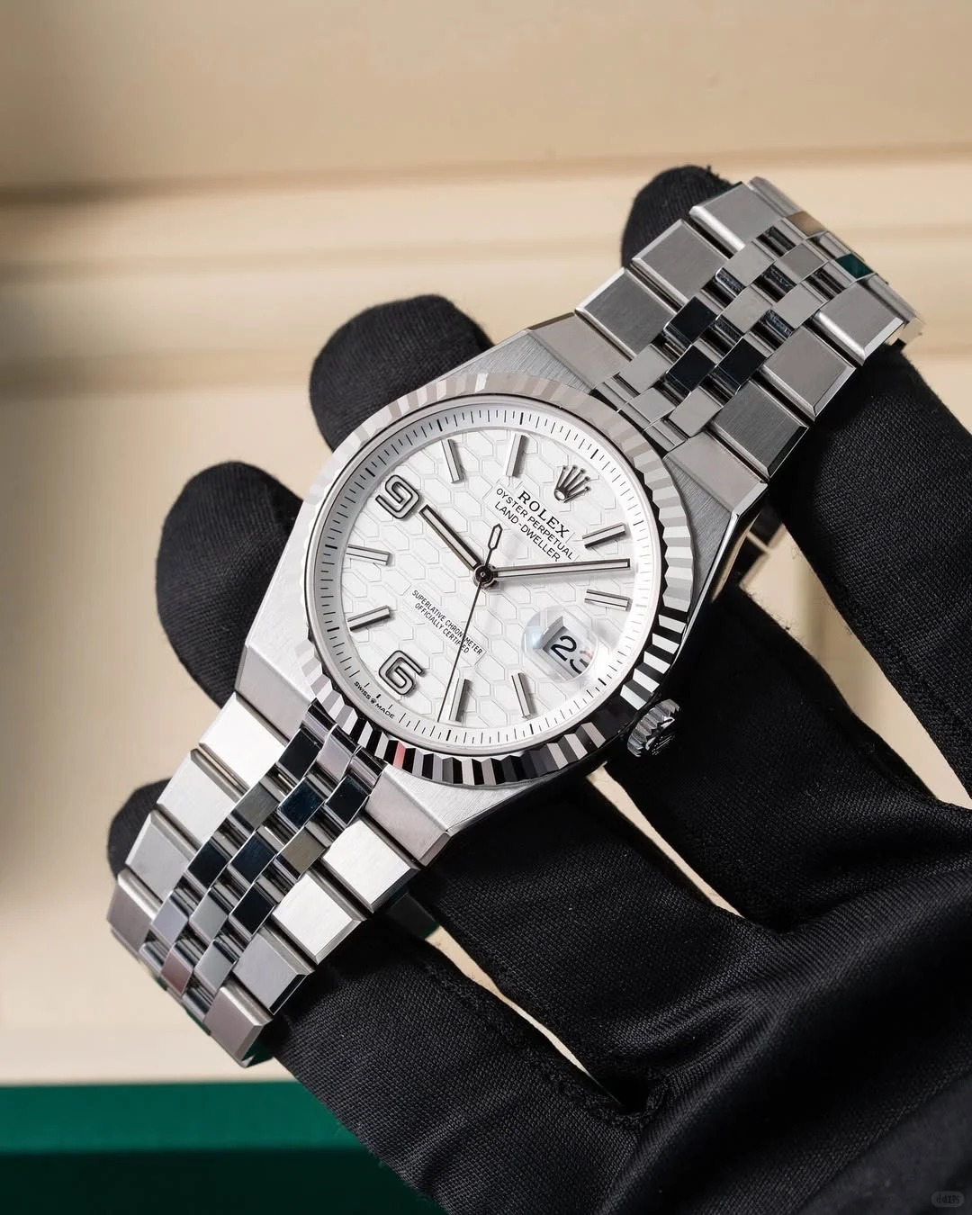 Land-Dweller 40, Oyster, 40 mm, Oystersteel and white gold  Reference 127334