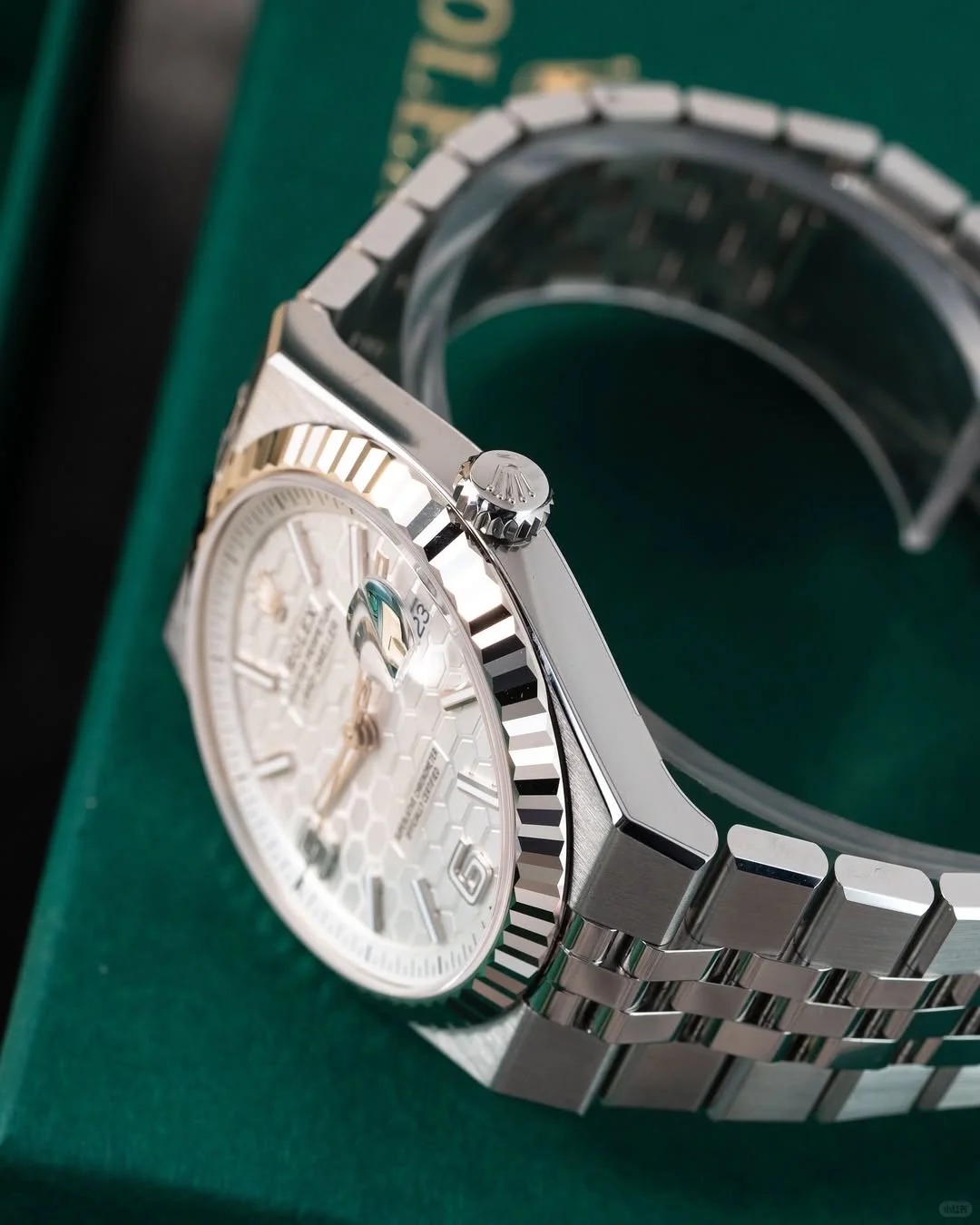 Land-Dweller 40, Oyster, 40 mm, Oystersteel and white gold  Reference 127334