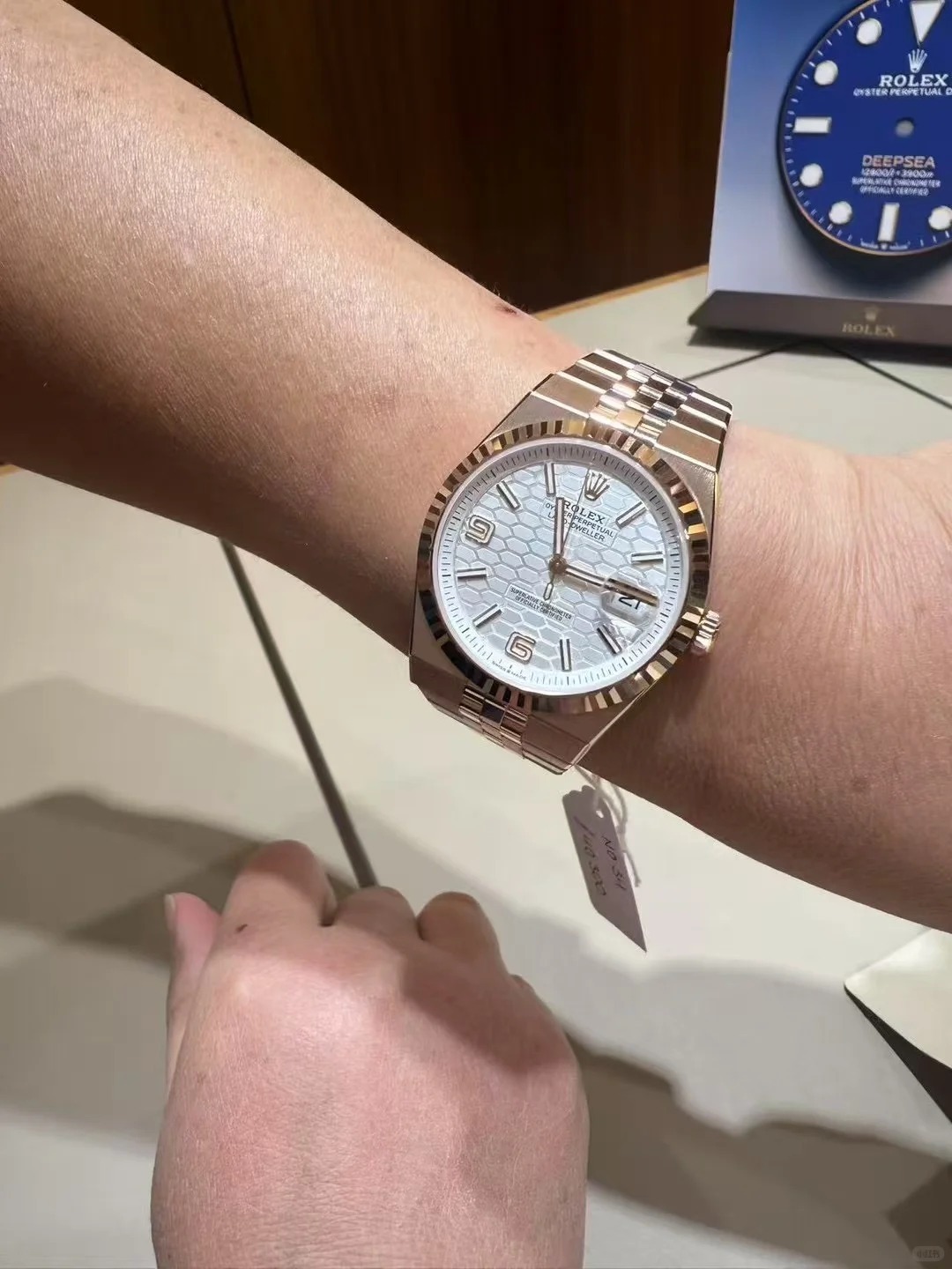 Land-Dweller 40, Oyster, 40 mm, Everose gold  Reference 127335