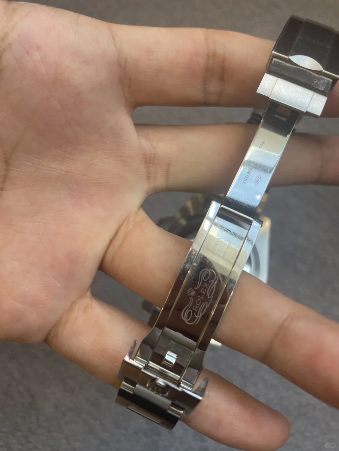 Submariner Date Hulk Oystersteel Men's Watch 116610LV-0002