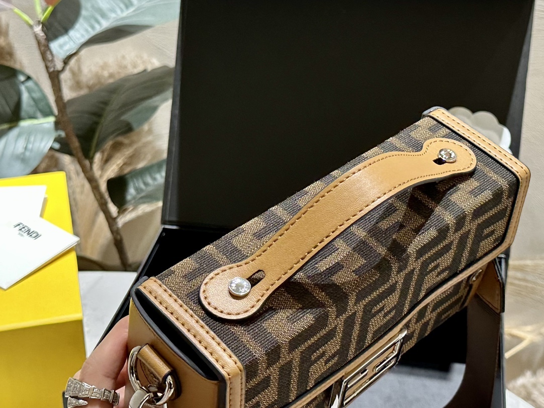 Baguette Sofe Trunk
