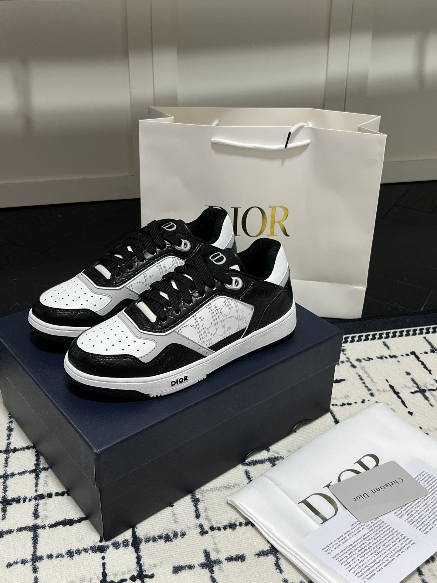 B27 Low-Top Sneaker
