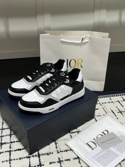 B27 Low-Top Sneaker