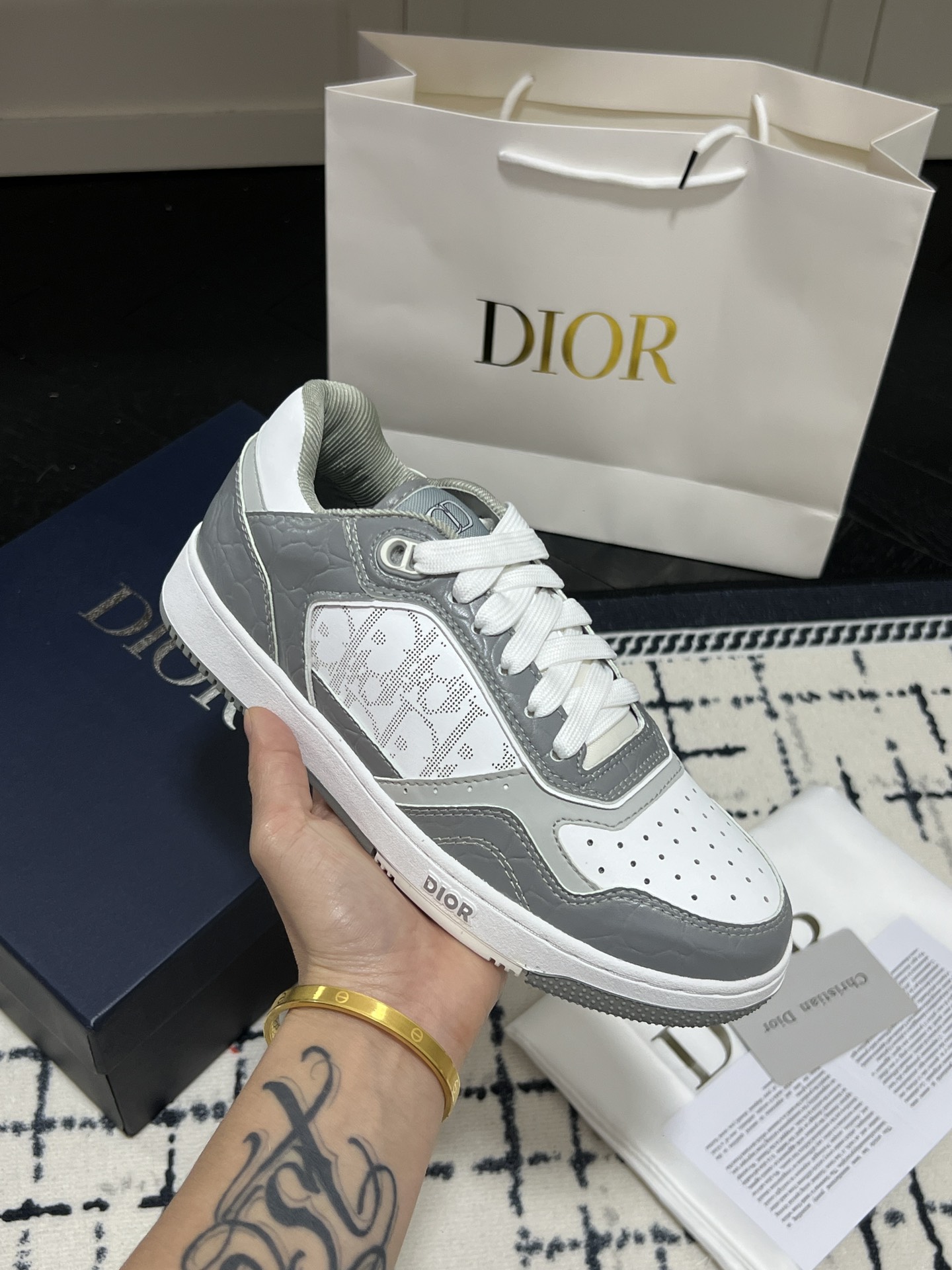 B27 Low-Top Sneaker