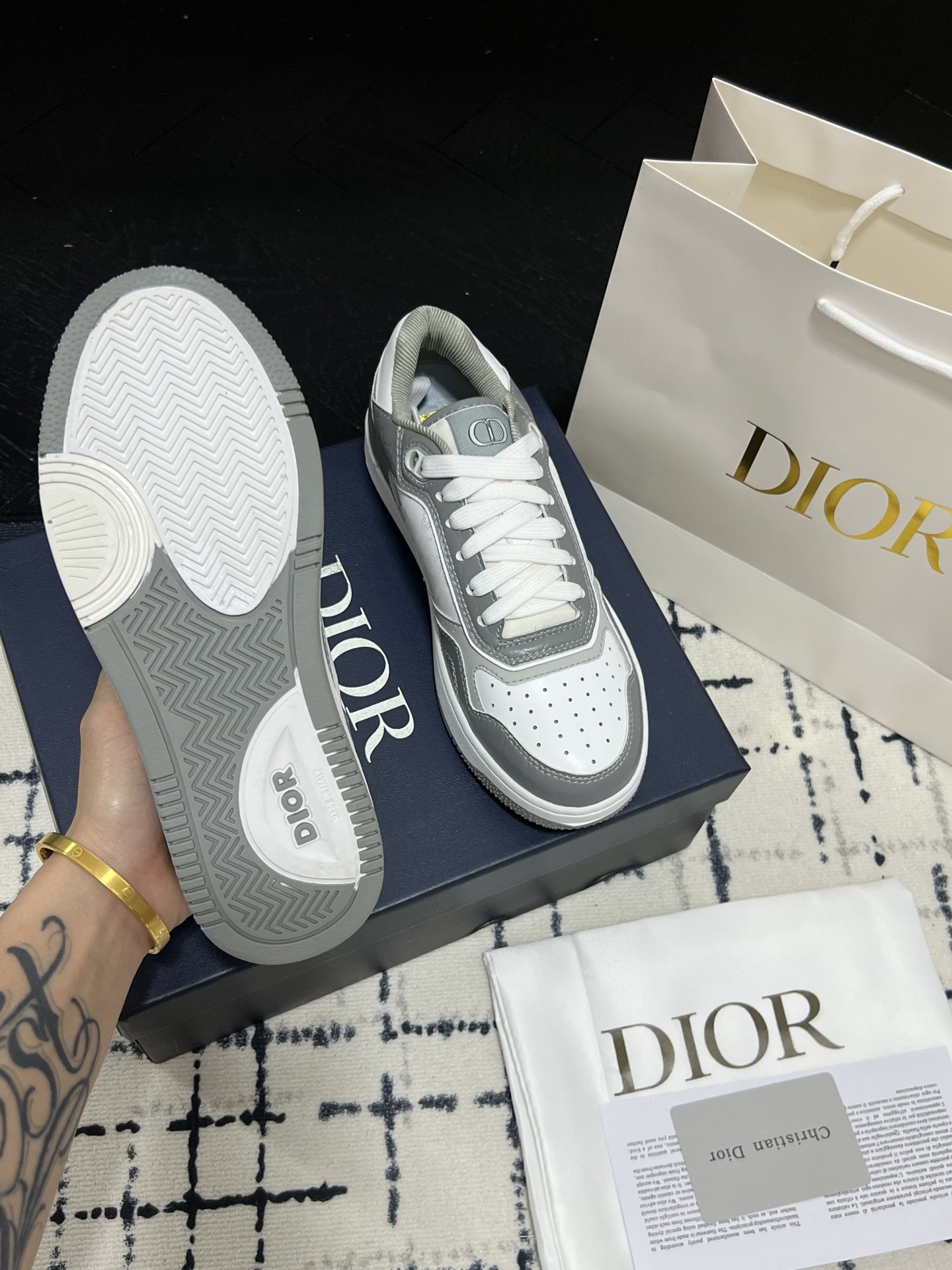 B27 Low-Top Sneaker