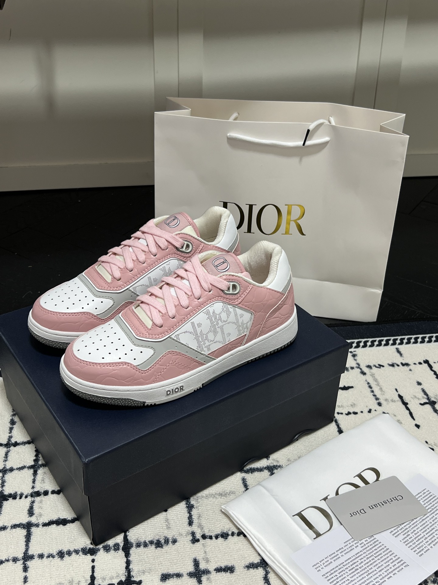 B27 Low-Top Sneaker