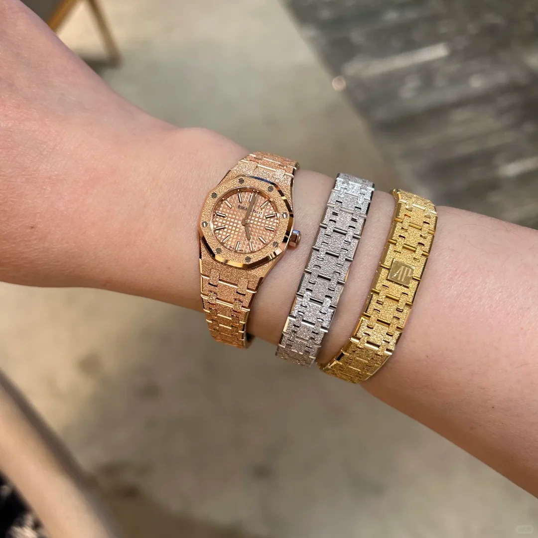 Royal Oak Mini Frosted Gold Quartz Ref. 67630OR.GG.1312OR.01-C