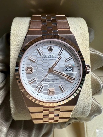 Land-Dweller 40, Oyster, 40 mm, Everose gold  Reference 127335