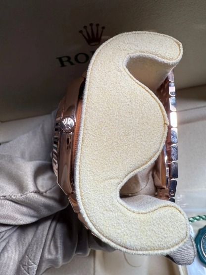 Land-Dweller 40, Oyster, 40 mm, Everose gold  Reference 127335