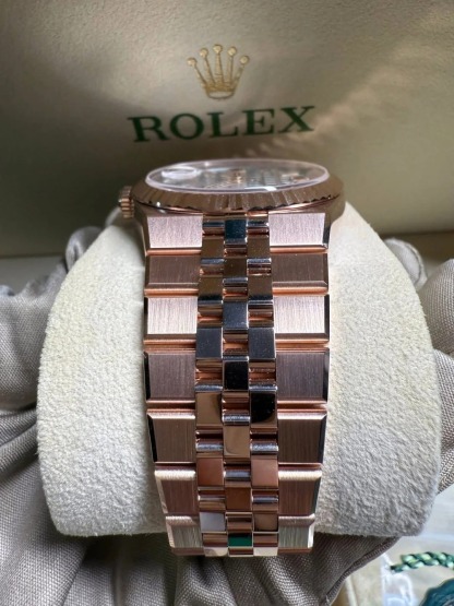 Land-Dweller 40, Oyster, 40 mm, Everose gold  Reference 127335