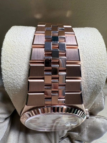 Land-Dweller 40, Oyster, 40 mm, Everose gold  Reference 127335