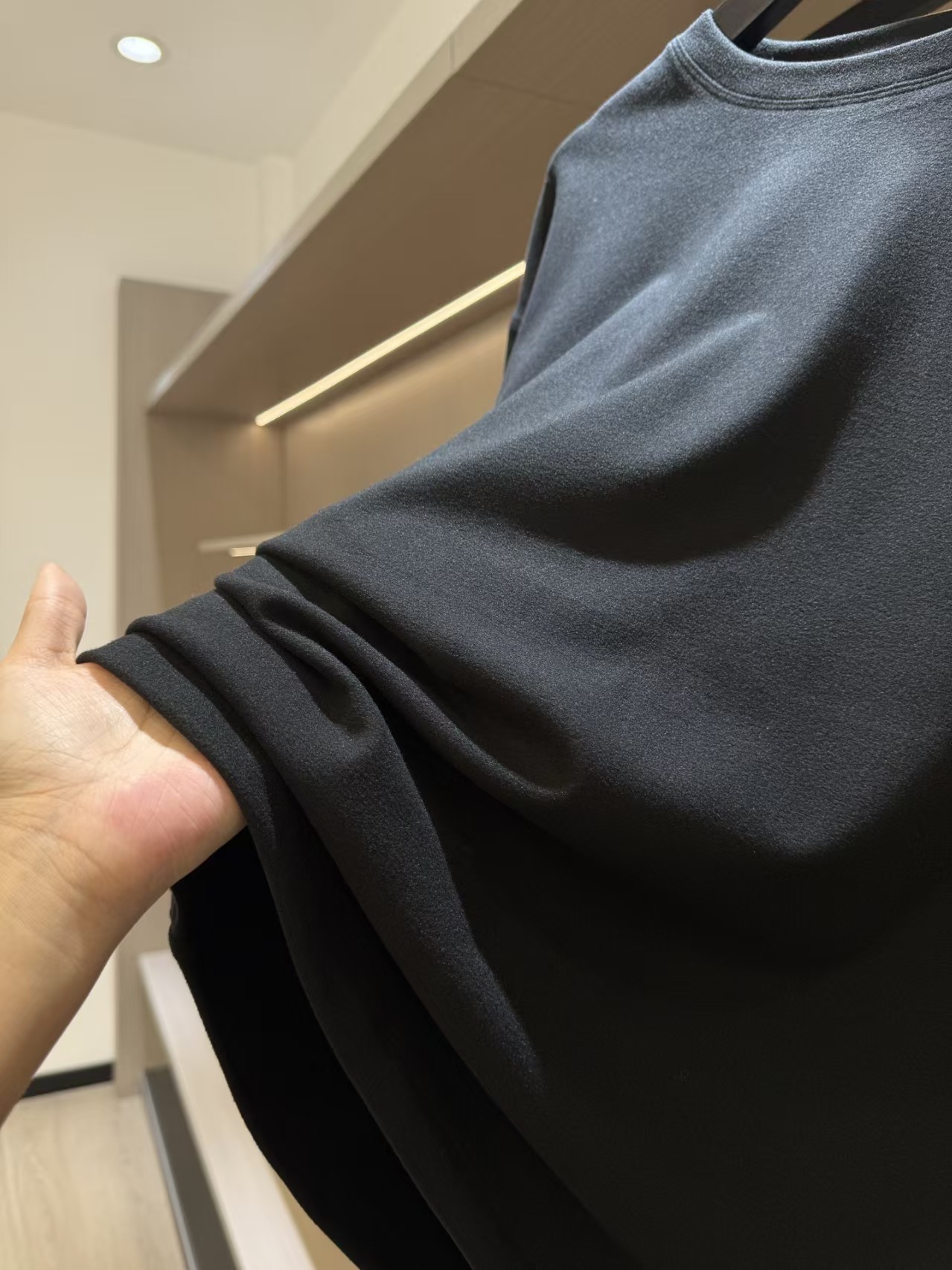 Round neck, solid color, loose fit, durable, non-pilling, versatile long-sleeved top