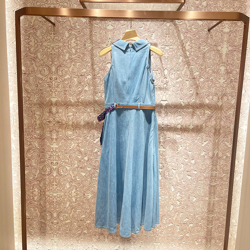 Sleeveless high-waisted denim dress with a bow detail