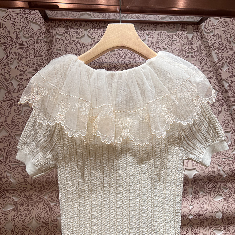 Mid-length, slim-fitting knitted dress