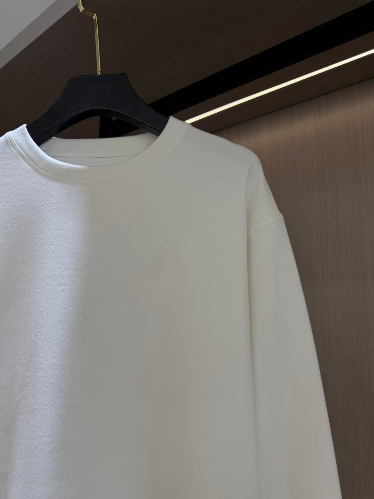 Round neck, solid color, loose fit, durable, non-pilling, versatile long-sleeved top