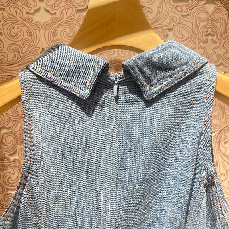 Sleeveless high-waisted denim dress with a bow detail