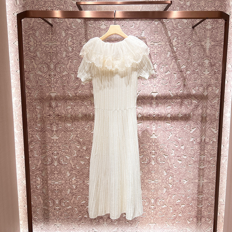 Mid-length, slim-fitting knitted dress