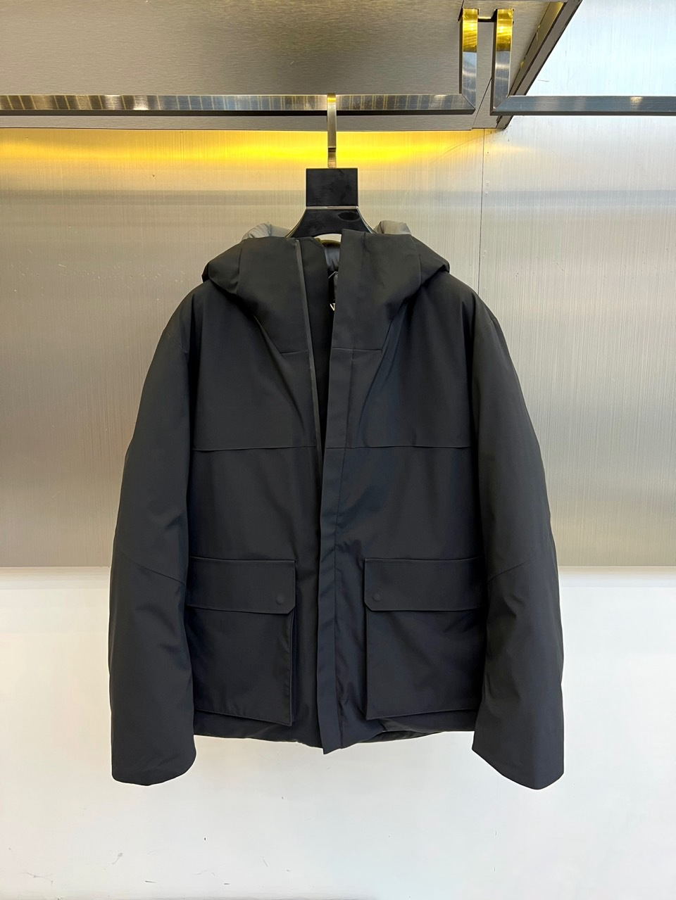 Three-in-one detachable jacket with down lining, windproof and waterproof.