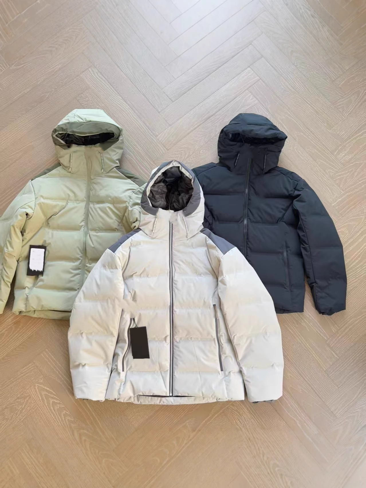 Men's hooded long-sleeved down jacket, stylish, versatile, slimming, and warm.