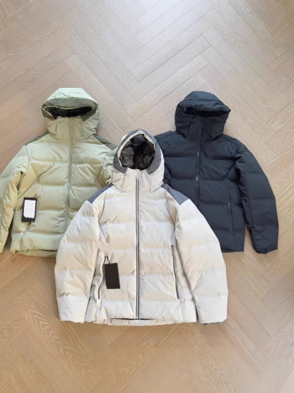 Men's hooded long-sleeved down jacket, stylish, versatile, slimming, and warm.