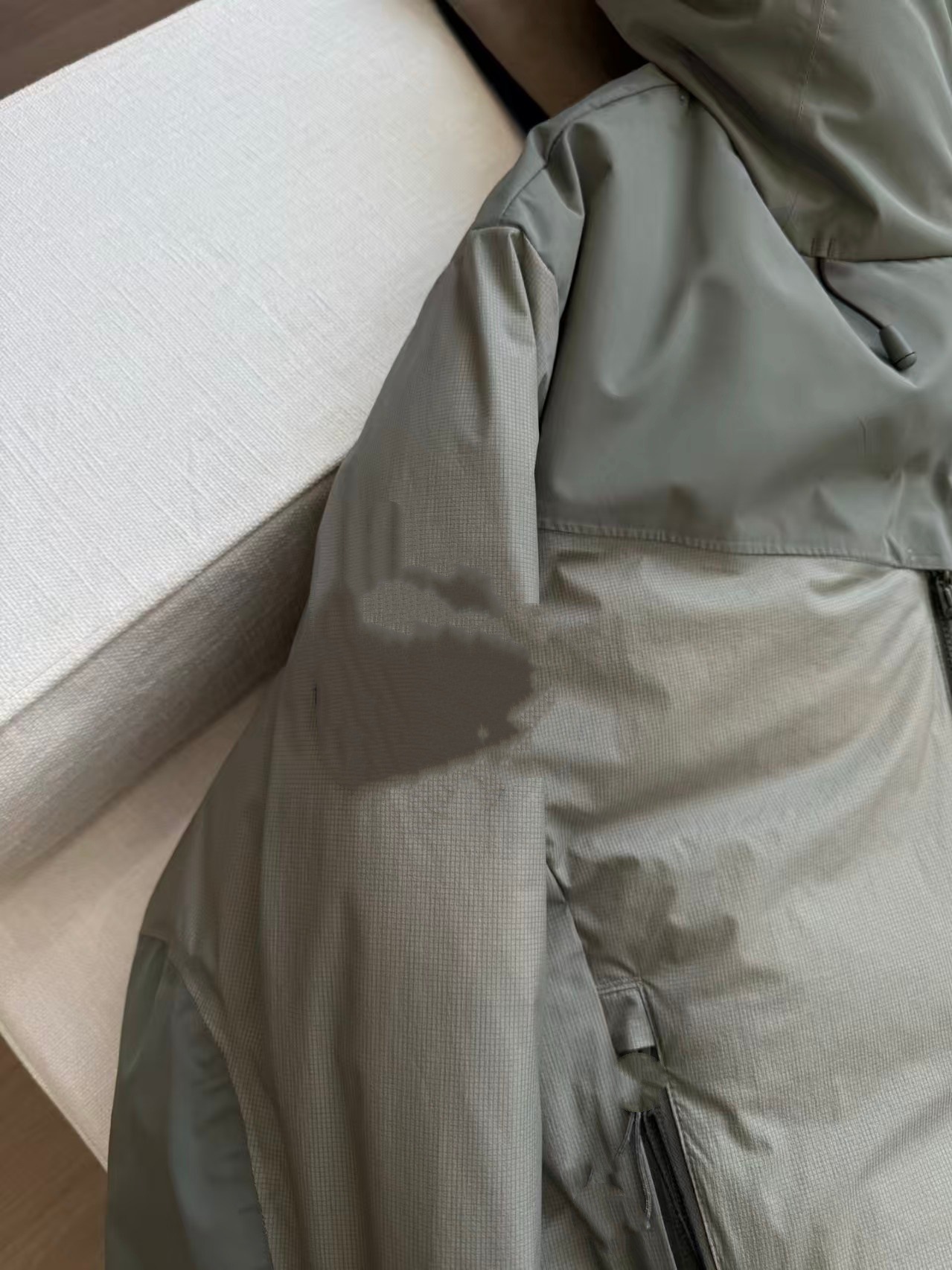 Men's hooded long-sleeved down jacket