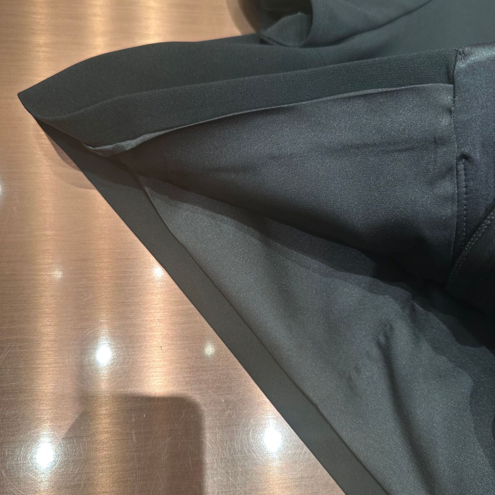 Round-neck, single-breasted, slim-fitting jacket/top