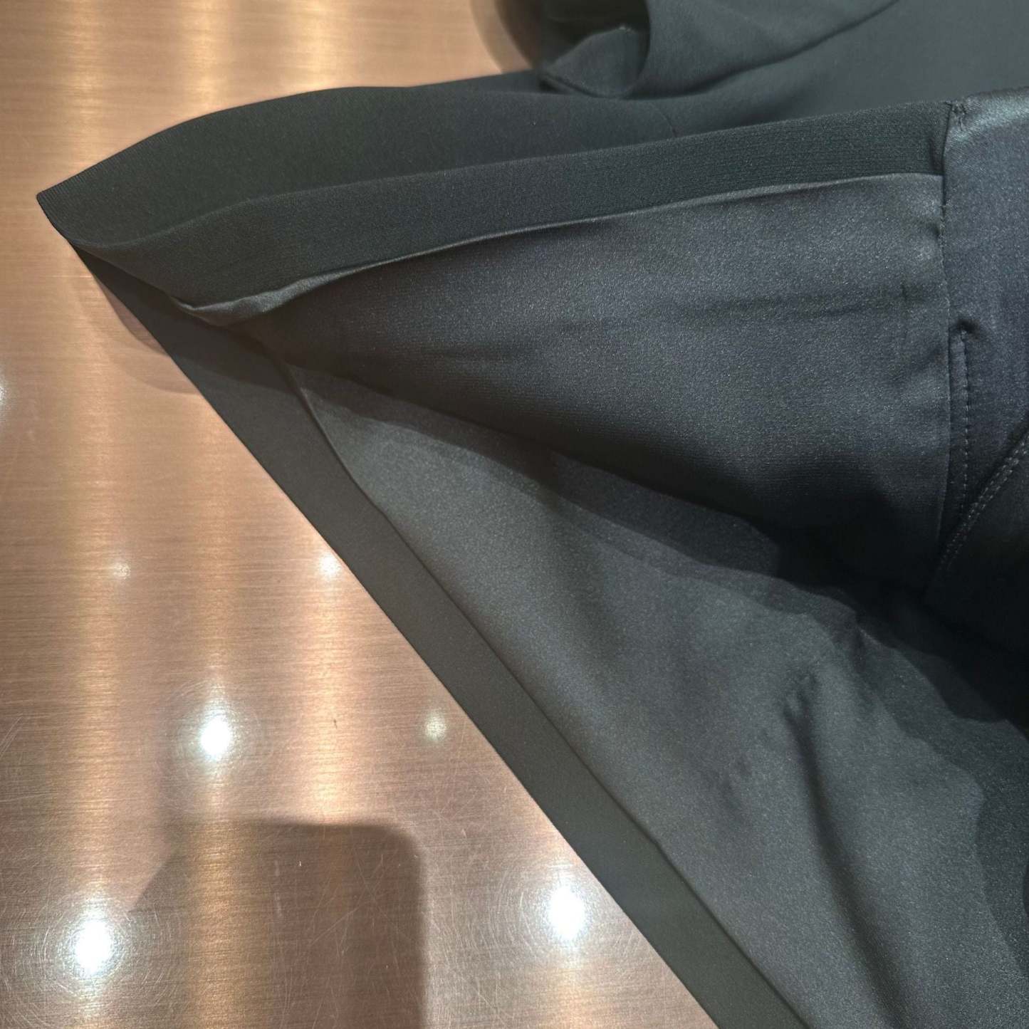 Round-neck, single-breasted, slim-fitting jacket/top