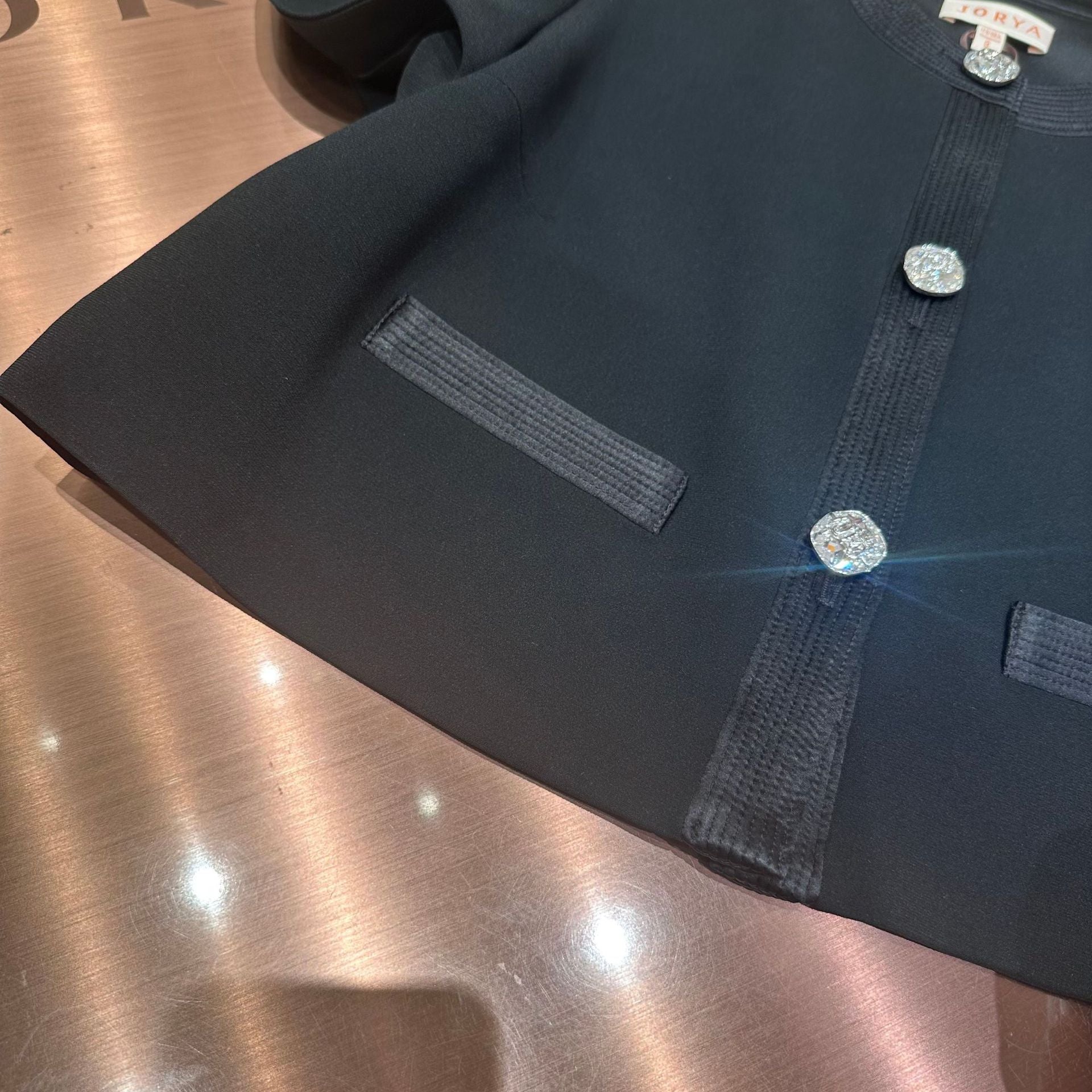 Round-neck, single-breasted, slim-fitting jacket/top