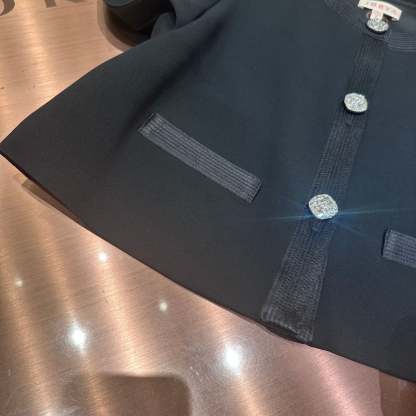 Round-neck, single-breasted, slim-fitting jacket/top