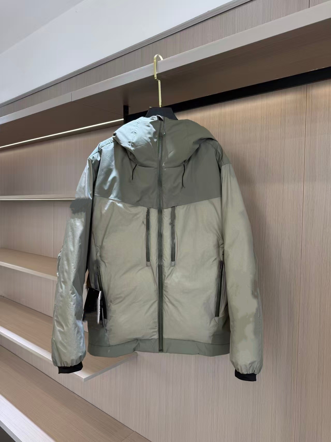 Men's hooded long-sleeved down jacket