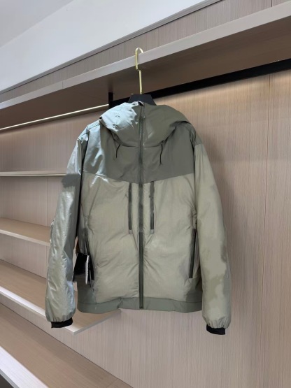 Men's hooded long-sleeved down jacket