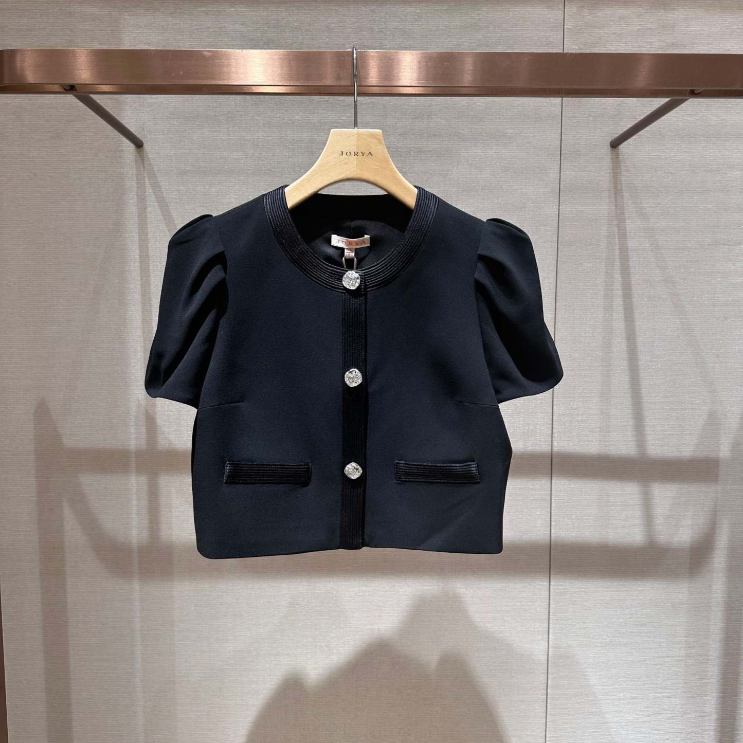 Round-neck, single-breasted, slim-fitting jacket/top