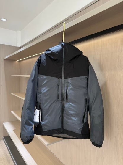 Men's hooded long-sleeved down jacket