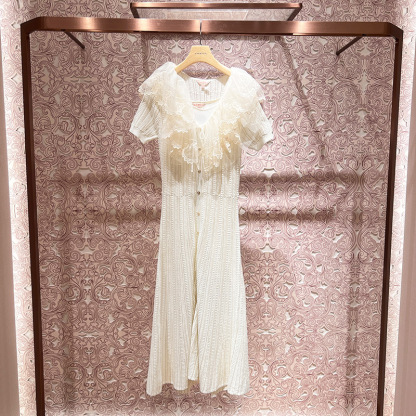 Mid-length, slim-fitting knitted dress