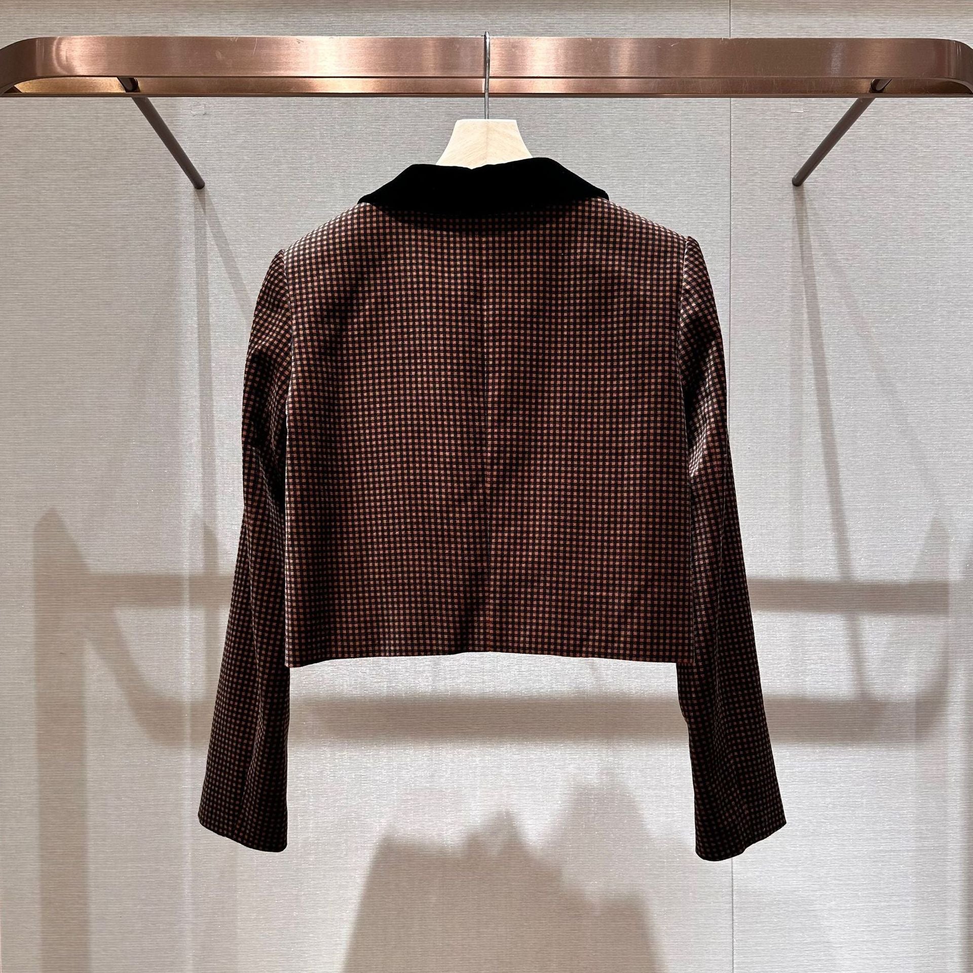 Long-sleeved, collared, single-breasted, short-length jacket/coat