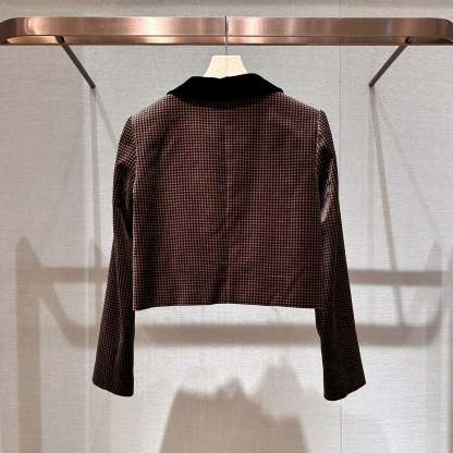 Long-sleeved, collared, single-breasted, short-length jacket/coat