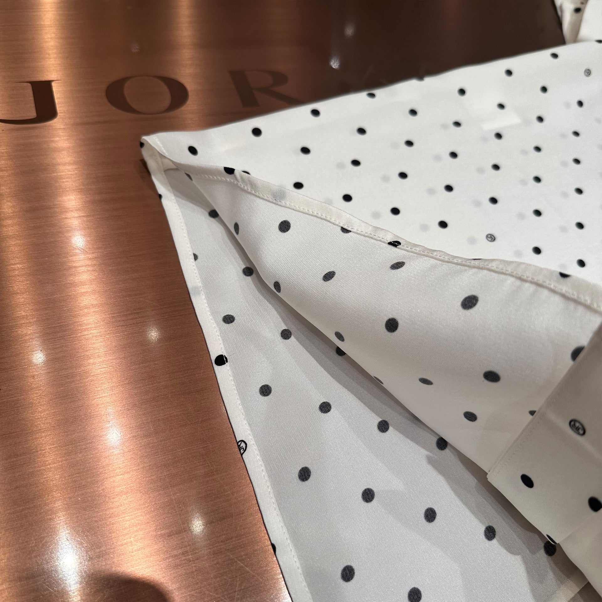 V-neck white polka dot short-sleeved loose-fitting shirt with tie detail